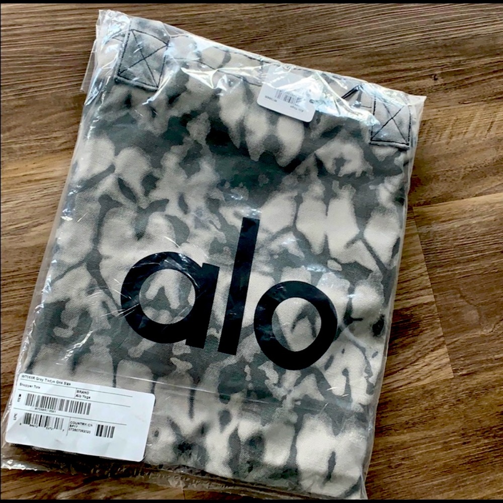 COPY - COPY - COPY - Alo yoga tote